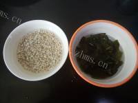 美味的螺旋藻薏米排骨煲做法图解2)