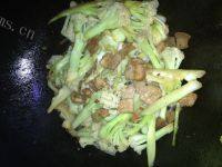 质嫩的花菜炒肉片做法图解5)