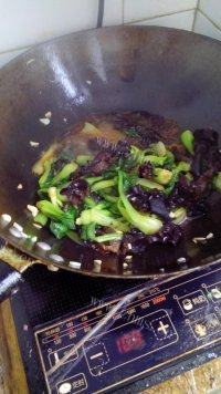 诱人的木耳炒油菜做法图解7)