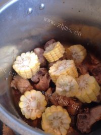 好吃的排骨玉米汤做法图解3)
