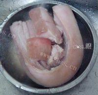 色泽不错的萝卜红烧肉做法图解1)