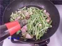 家常菜腊肉炒青椒做法图解6)