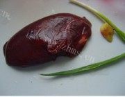 菠菜猪肝汤做法图解1)