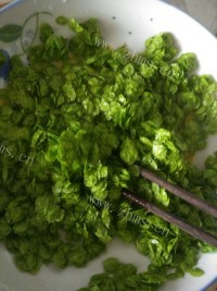 口感不错的榆钱炒鸡蛋做法图解2)
