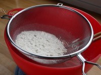 自制广式豆沙月饼做法图解2)