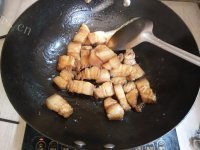 好吃的茶树菇焖五花肉做法图解5)