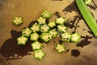 美味的秋葵蒸蛋做法图解3)