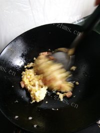 美味的鸡蛋炒玉米做法图解4)