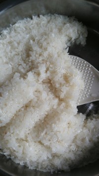 色香味俱全的腊肉豌豆糯米饭做法图解4)