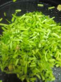 色泽不错的茼蒿炒豆腐做法图解4)