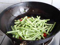 家常豇豆炒里脊做法图解5)