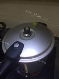 美味的胡萝卜玉米排骨汤做法图解5)