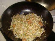 家常菜肉炒绿豆芽做法图解4)