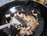 家常黄瓜炒肉做法图解2)