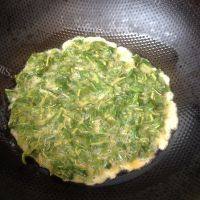 美味的香椿芽鸡蛋饼做法图解8)