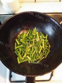 下饭的肉丝蒜苗做法图解12)