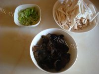 家常菜木耳炒杏鲍菇做法图解2)