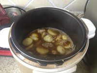 排骨炖土豆做法图解7)