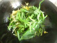 简单的韭菜炒鸡蛋做法图解5)