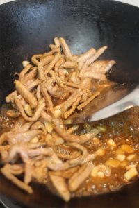 胡萝卜炒肉做法图解4)