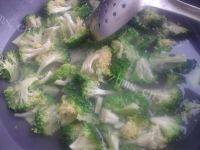 口感丰厚的肉炒西兰花做法图解3)