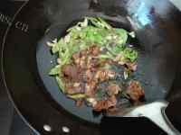 家常菜肉炒菜花做法图解4)
