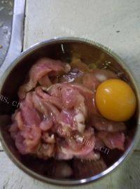 家常菜苦瓜炒肉做法图解2)