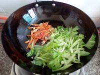 家常菜芹菜炒千张做法图解6)