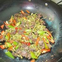 家常菜酸豆角炒鸭胗做法图解8)