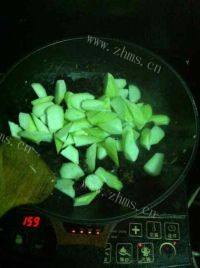 垂涎三尺的丝瓜炒木耳做法图解6)