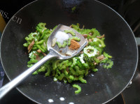 家常菜苦瓜炒肉丝