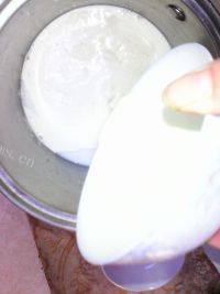 自制椰香奶冻糕做法图解2)