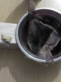 「念念不忘」鱼头豆腐汤做法图解1)