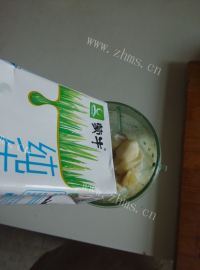 自制香蕉奶昔做法图解4)