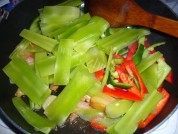家常菜腊肉炒莴苣做法图解5)