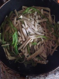 家常菜青椒炒豆腐皮做法图解4)
