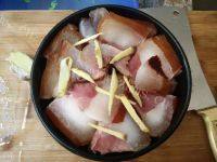 家常菜土豆蒸腊肉做法图解5)