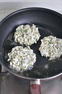 颜值高槐花饼做法图解6)