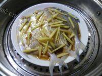 绿色食物清蒸鲳鱼做法图解7)