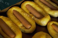 好吃的美豆儿沙拉肠仔面包做法图解9)
