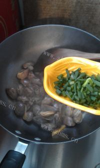 美味的炒花蛤做法图解8)