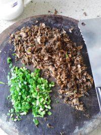 自制梅菜肉包做法图解2)