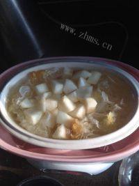 五味俱全的藕粉银耳雪梨甜汤做法图解3)