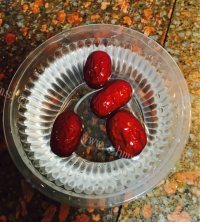 美味的黑米红豆红枣粥做法图解4)