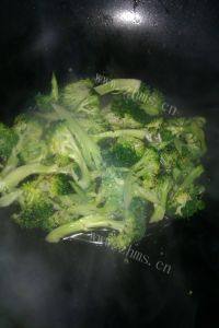 清淡的炒西兰花做法图解5)