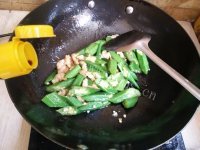 家常菜秋葵炒肉做法图解7)