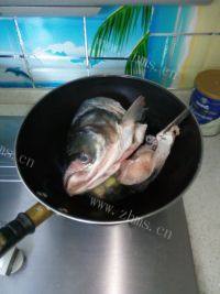 鲜香美味鱼头炖豆腐做法图解5)