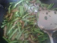 易做的豆角炒肉做法图解6)