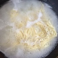 色泽鲜亮的葱油面做法图解2)