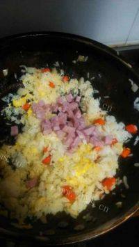 美味的酱油炒饭做法图解5)